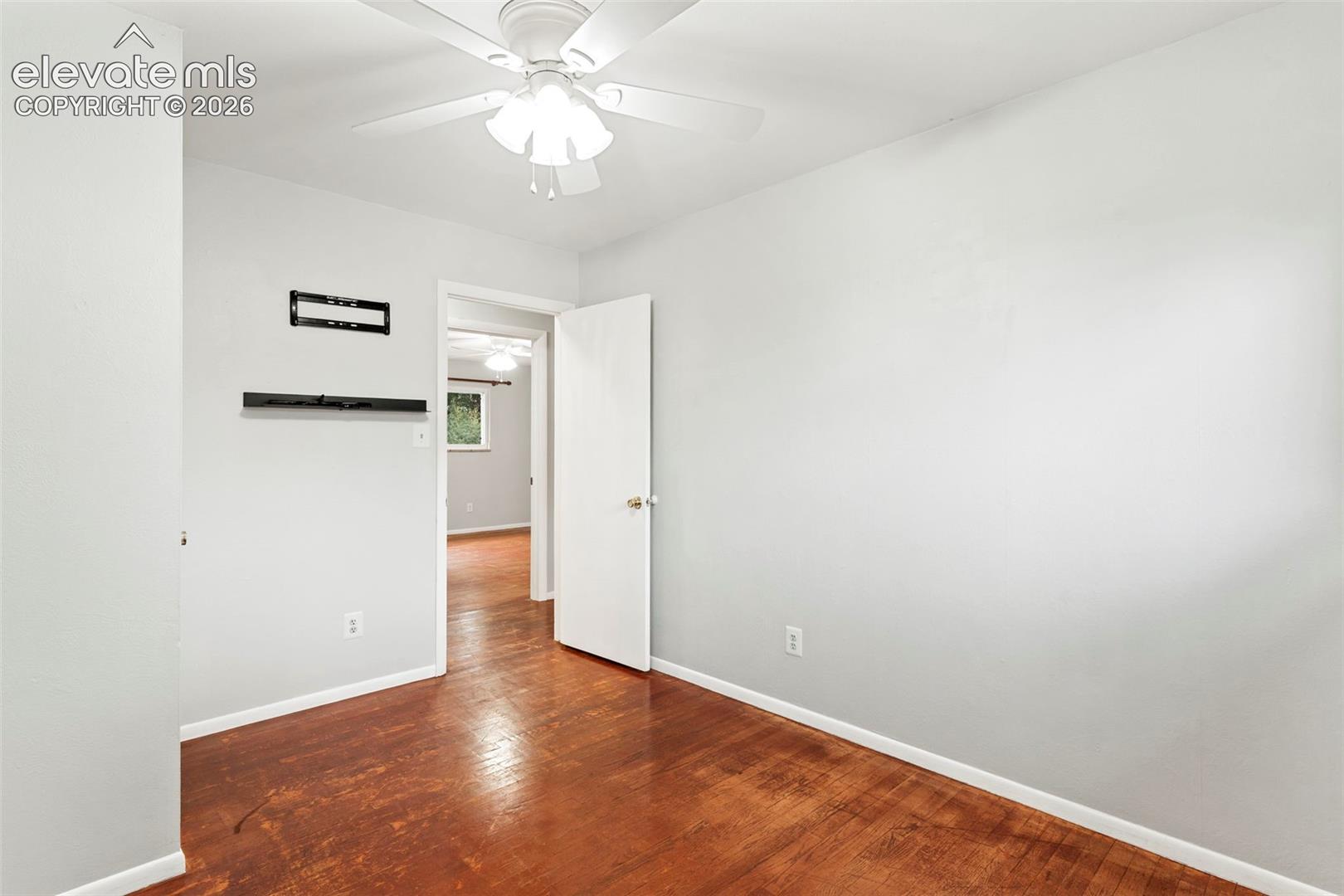 White ceiling fan with integrated lighting