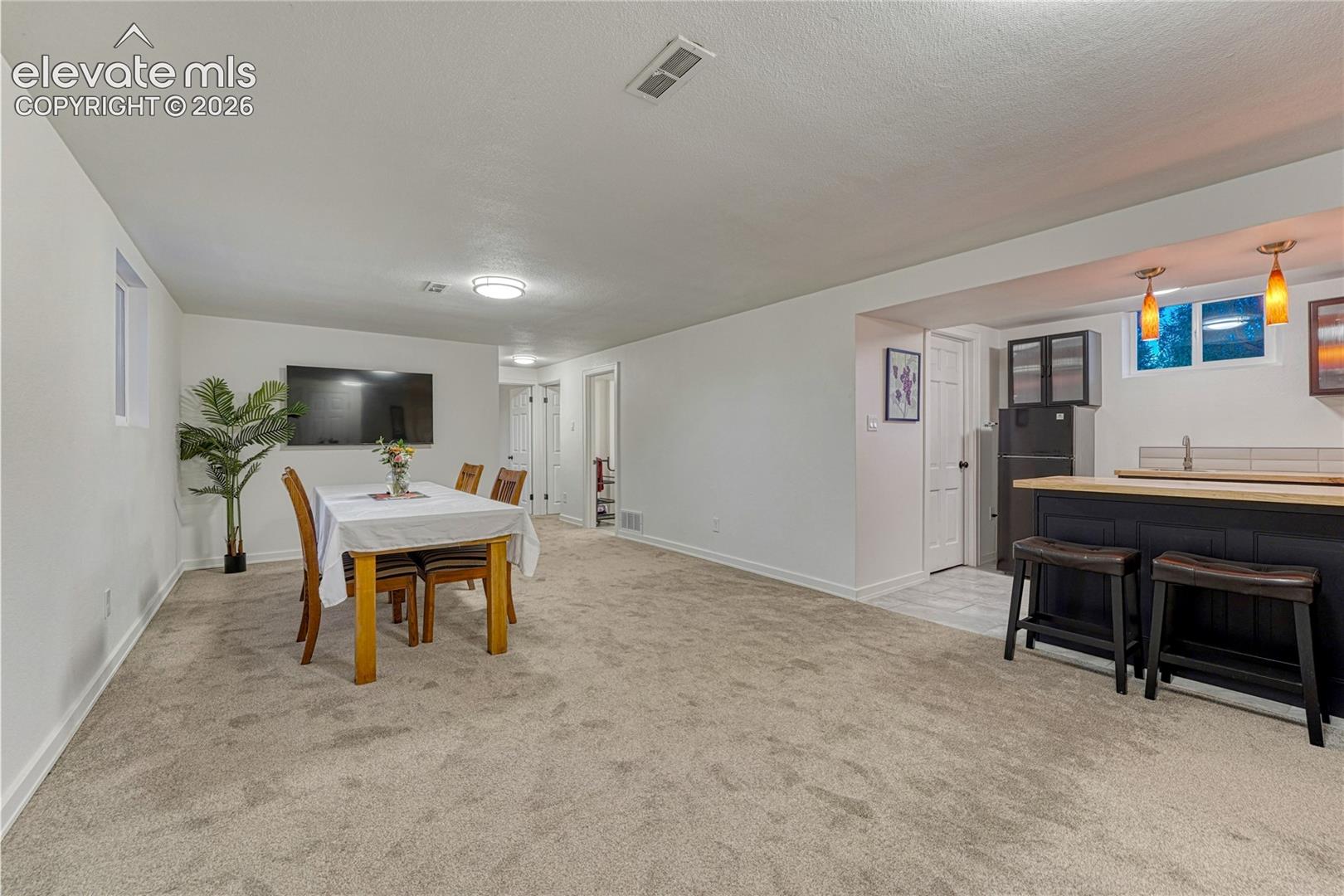 Family room with wet bar-Lower level