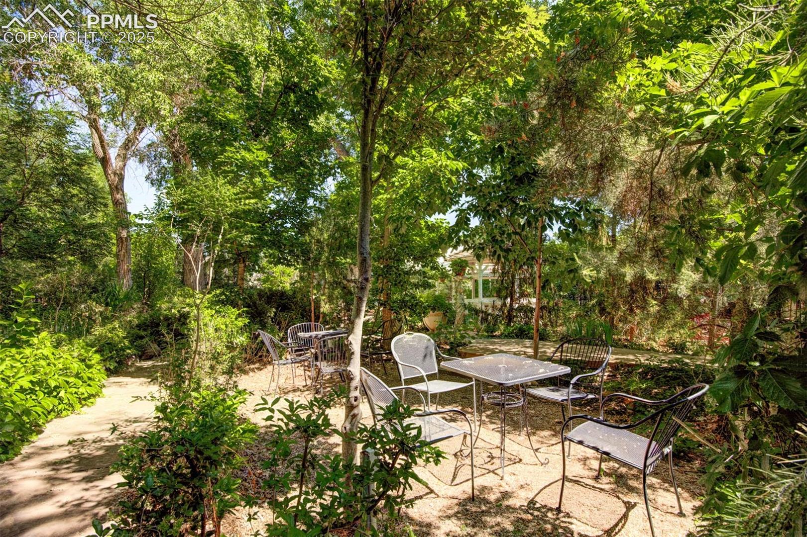 Secret Garden: Sitting Area