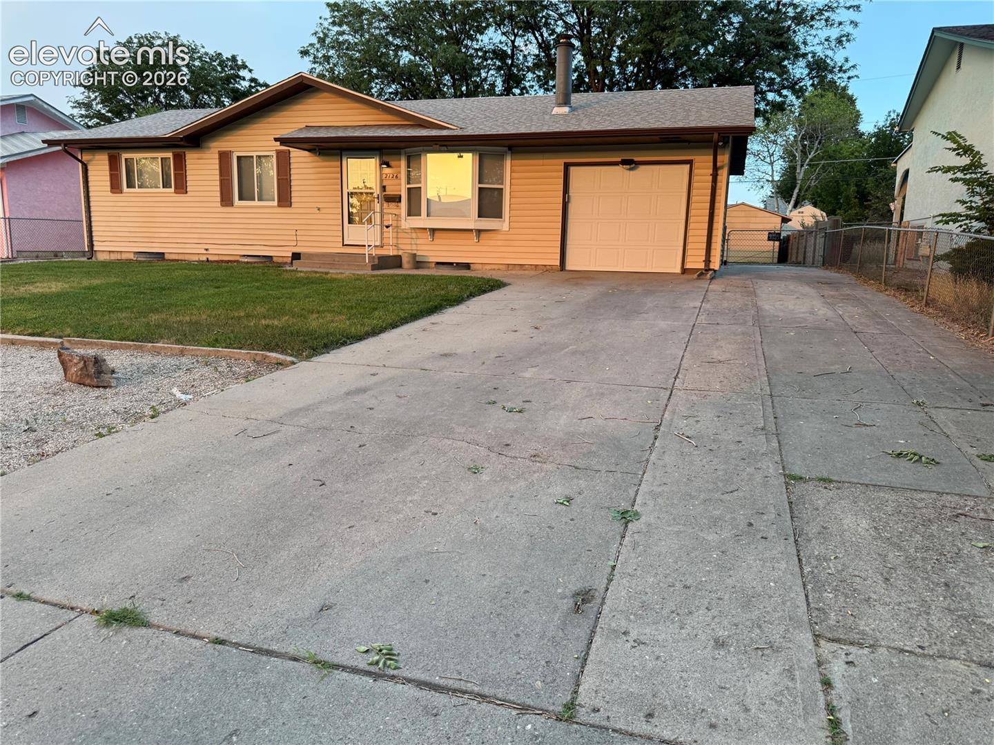2126 Vinewood Ln, Pueblo, CO 81005
