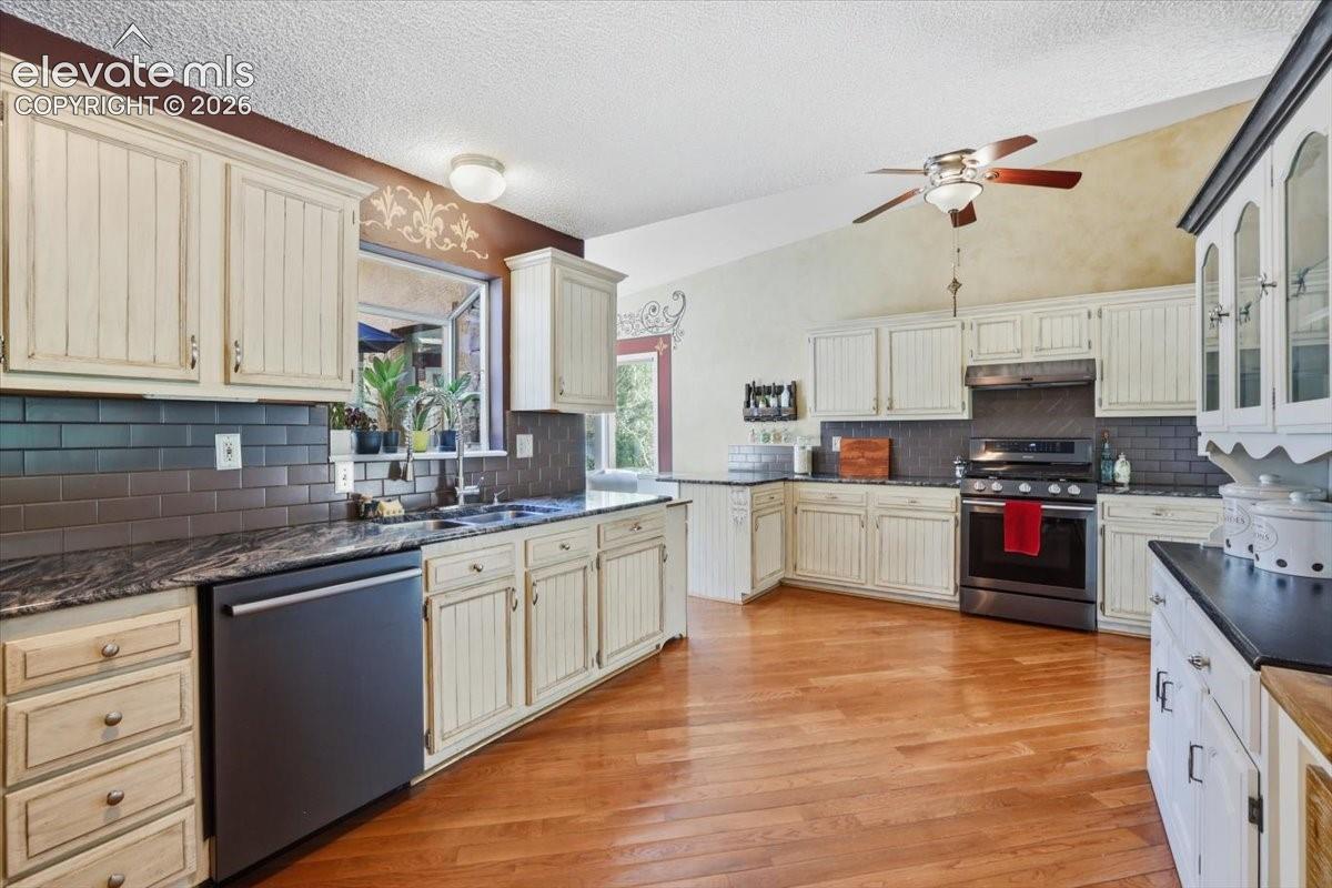 Photo 17 of 803 Panorama Drive, Colorado Springs