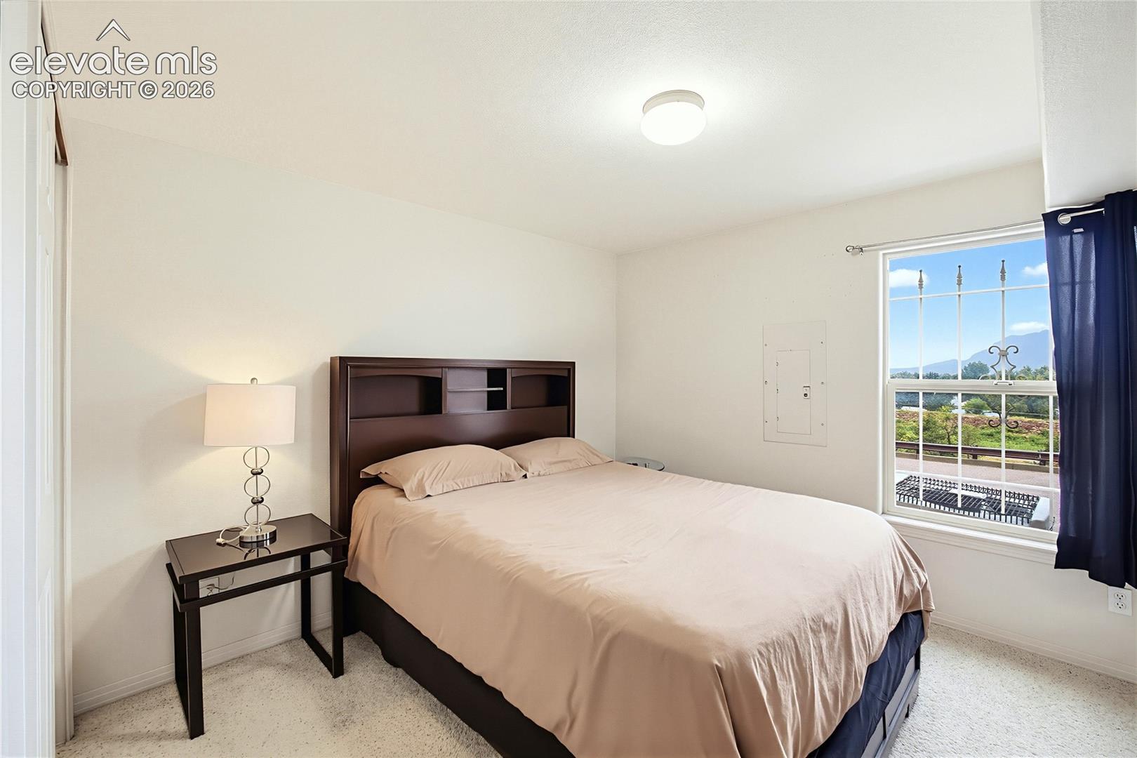 Recessed ceiling light fixture