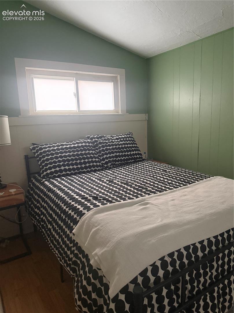 Pic of bedroom when it was furnished. (not virtual staging)