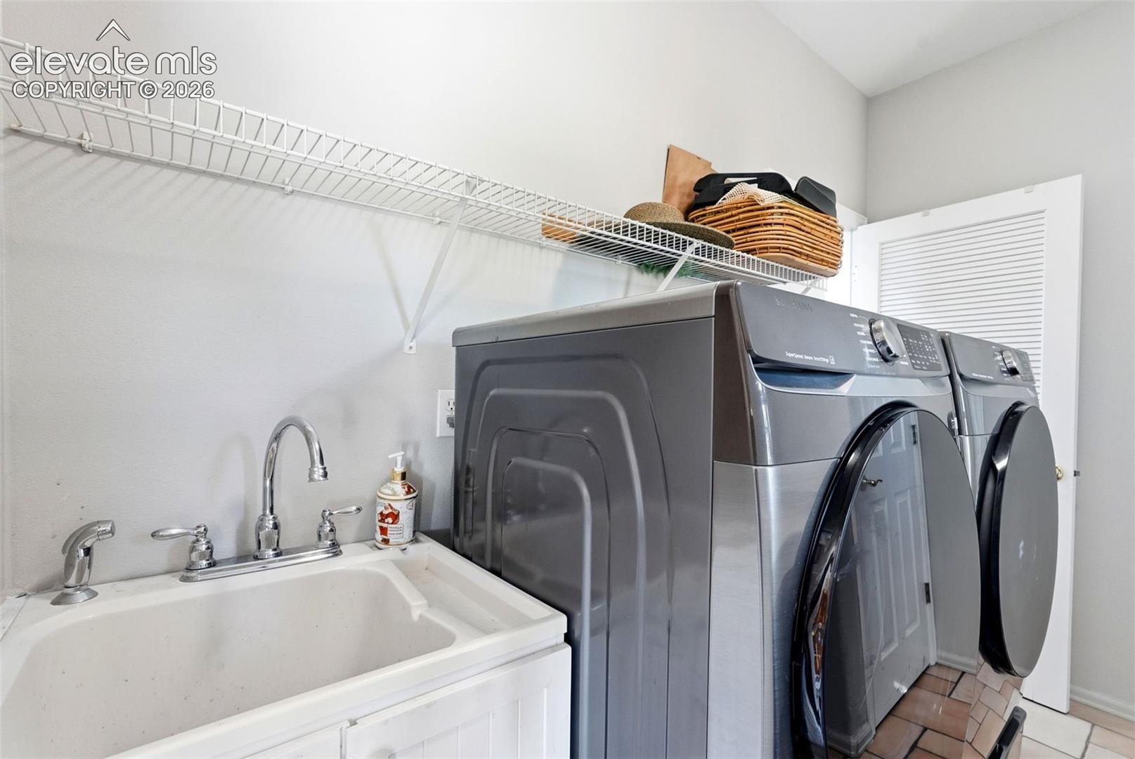 Washer/Dryer stay!