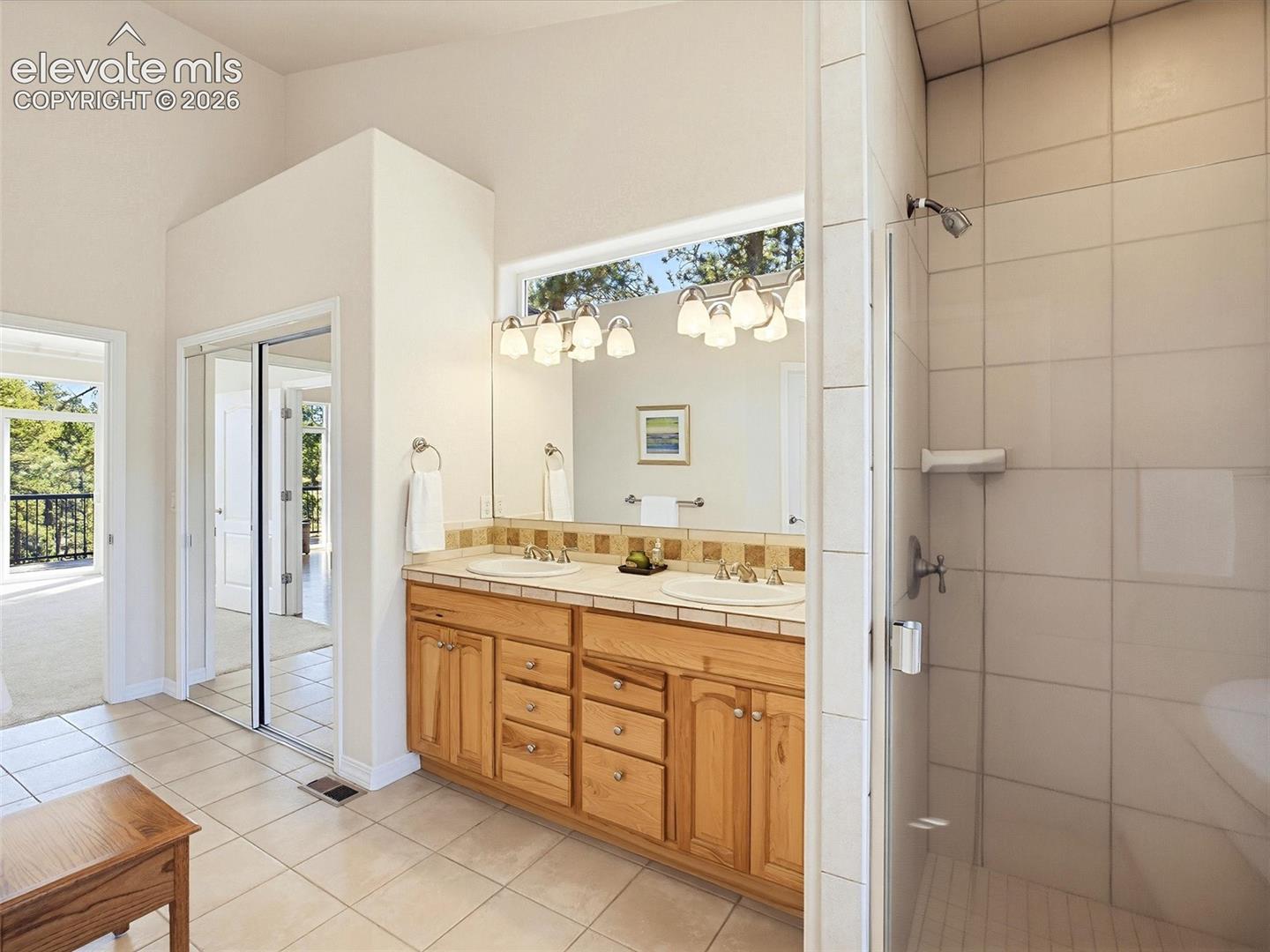 Primary 5-pc bath with transom window