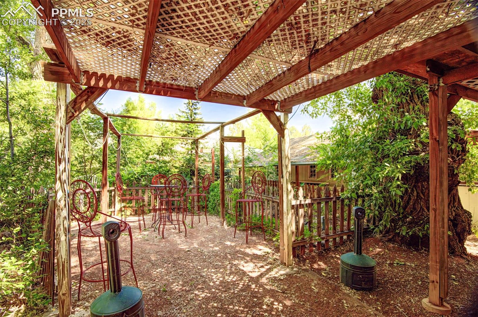 Secret Garden: Sitting Area