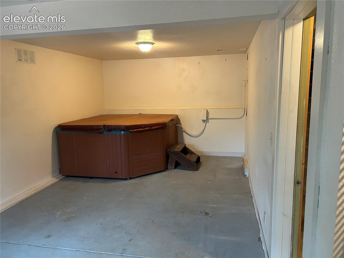 Hot tub, clean, functionality not confirmed.