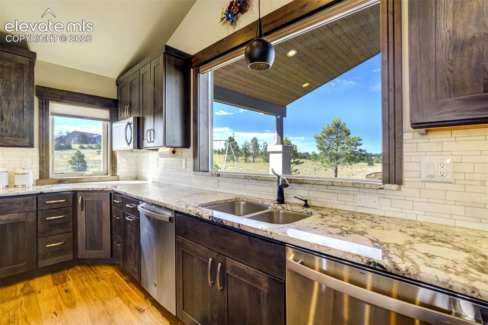 Gourmet kitchen with 2 dishwashers
