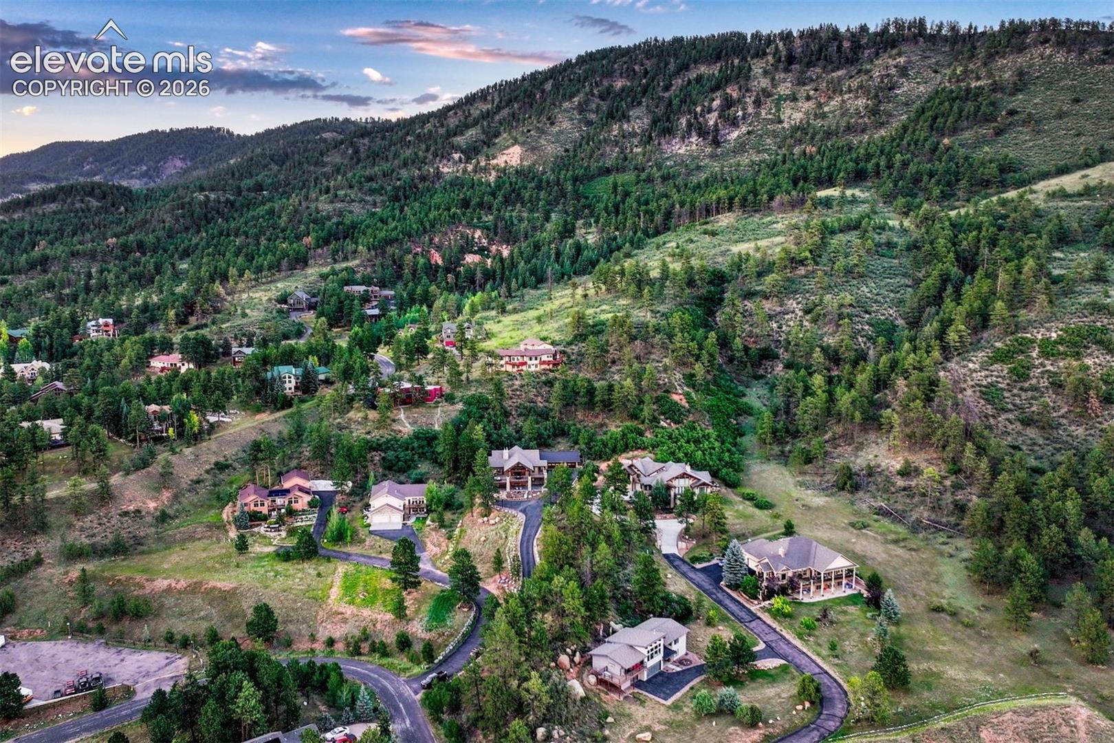 Mountain Living in Woodland Park yet Close to Town.
