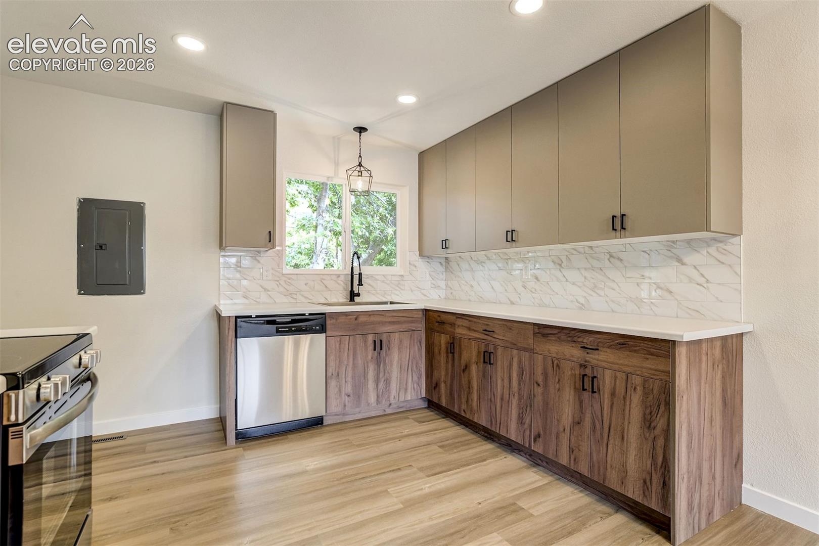 Photo 15 of 806 Querida Drive, Colorado Springs