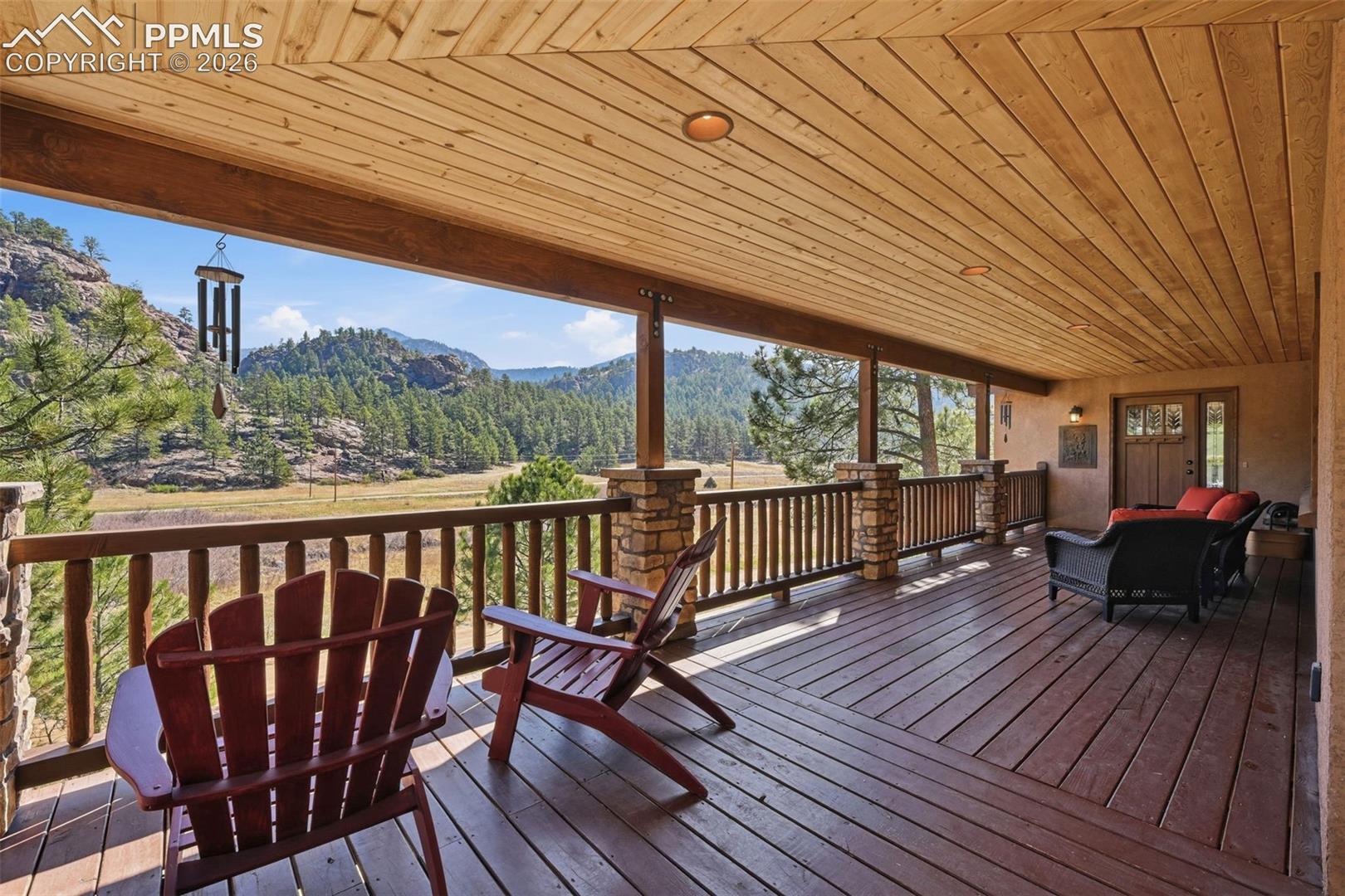 Relax and enjoy every season with unbeatable views in every direction 