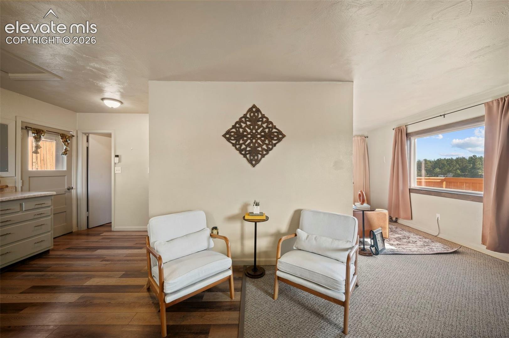 Sitting or dining area between the living room and kitchen