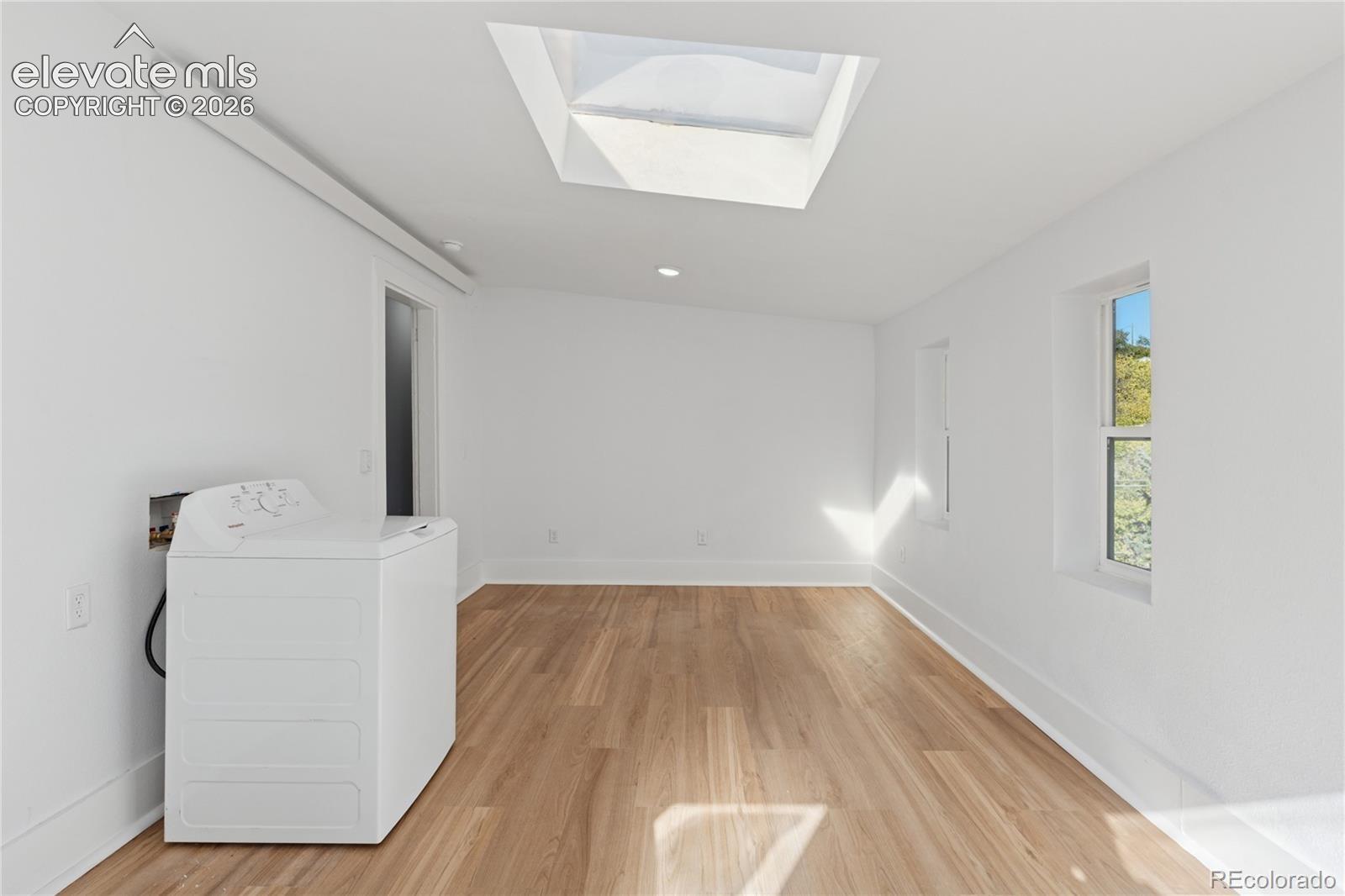 2nd-floor flat sunroom,
laundry, door to
backyard