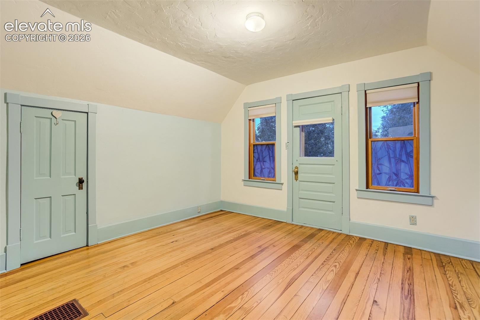 The 'twin' of the other bedroom has a balcony!