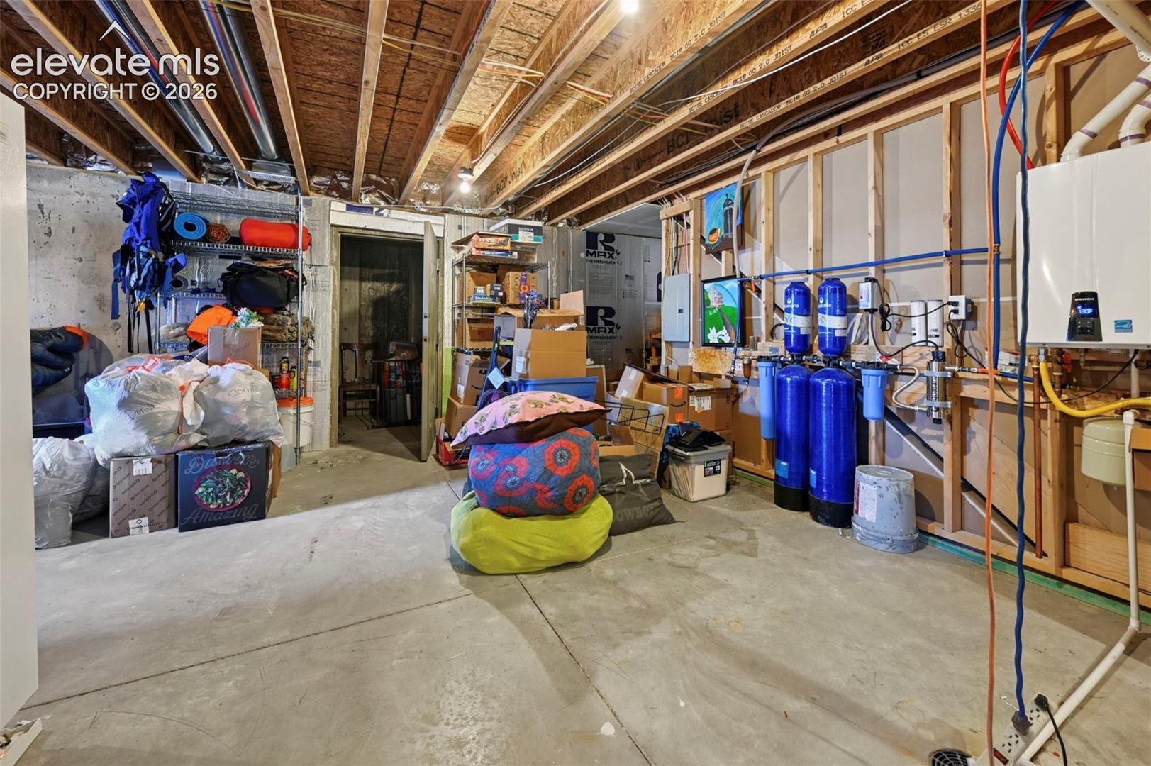 Storage room with water filtration system