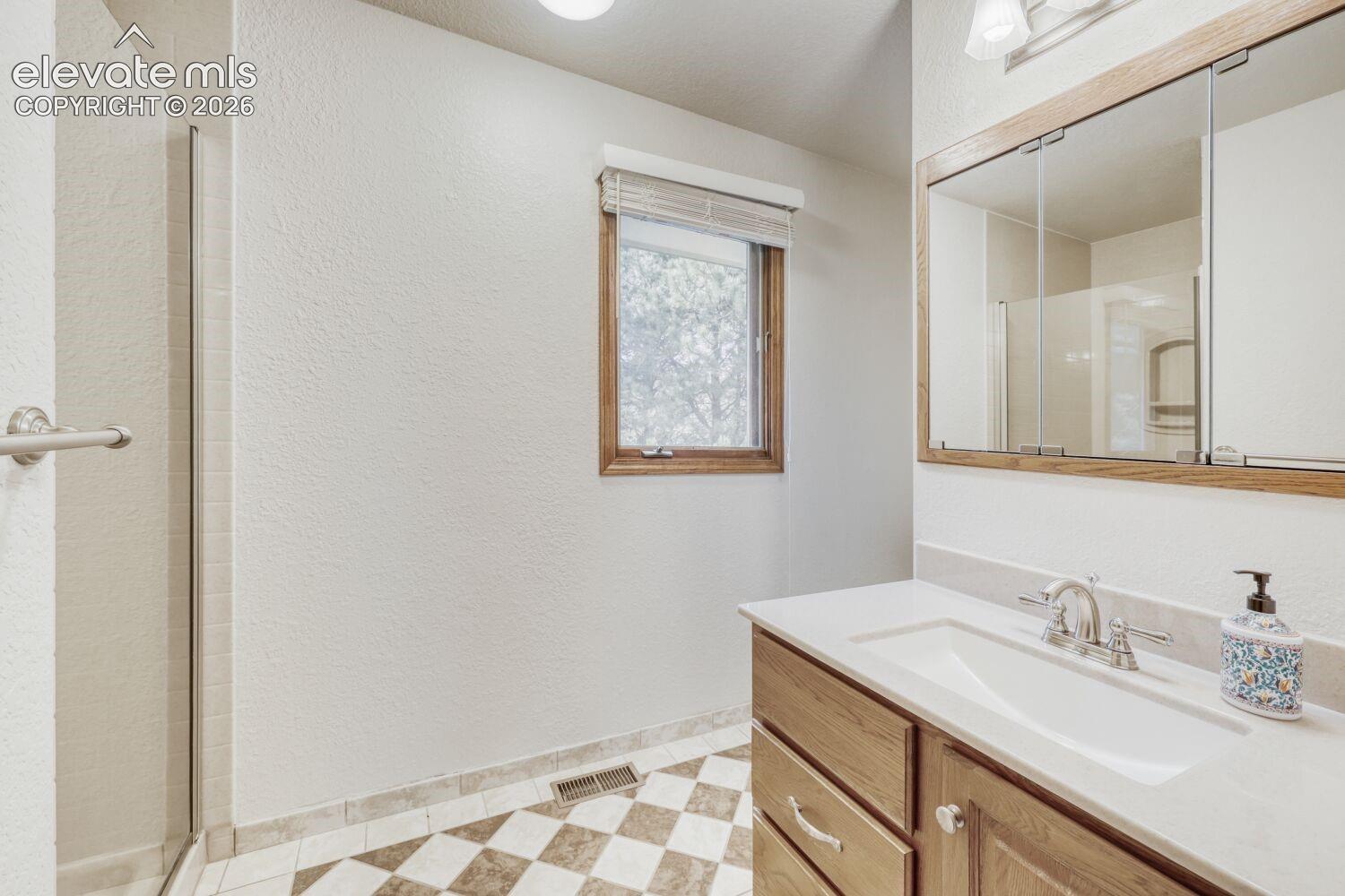 upper level hall bath 
