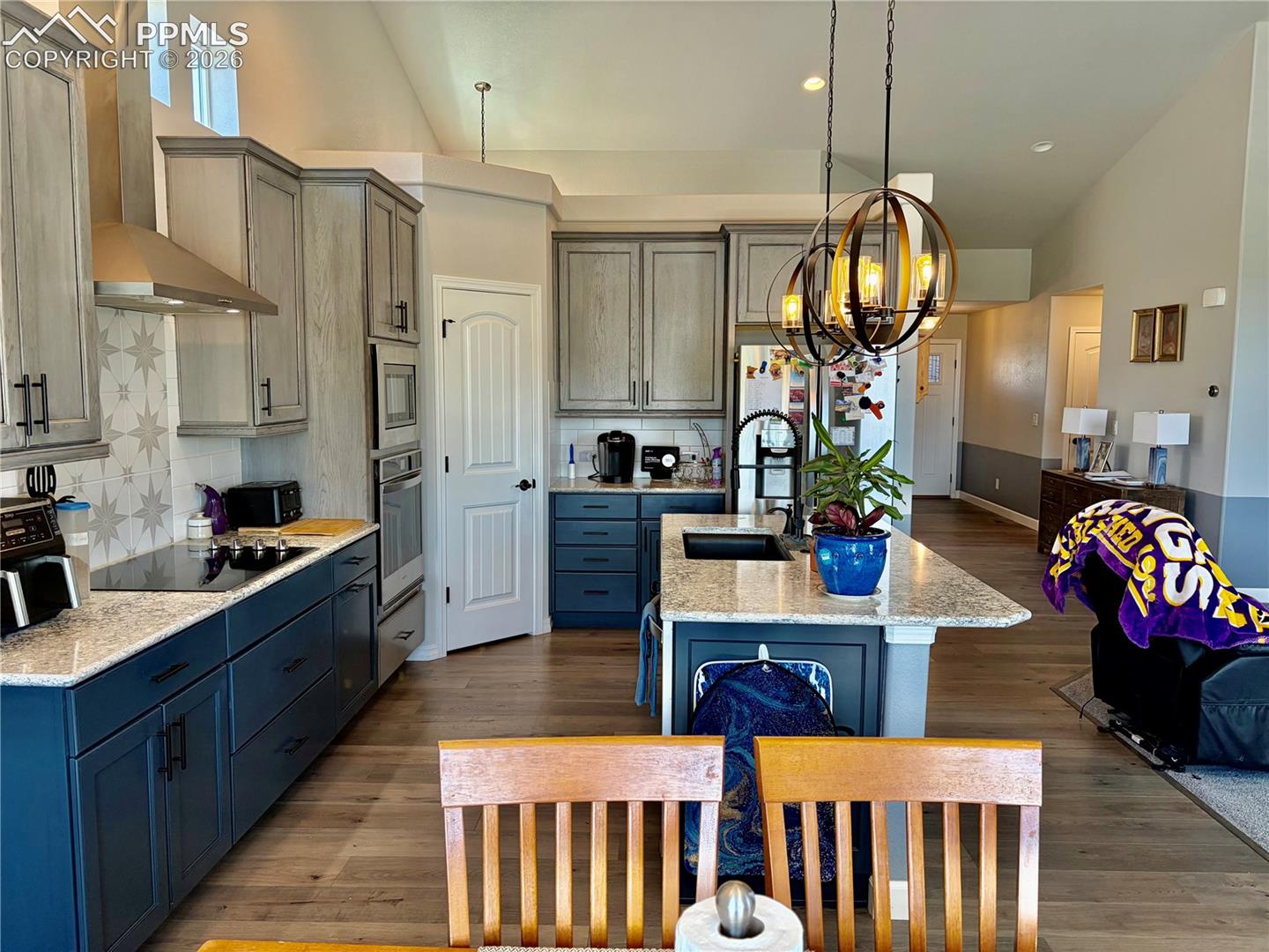 Kitchen facing the entry