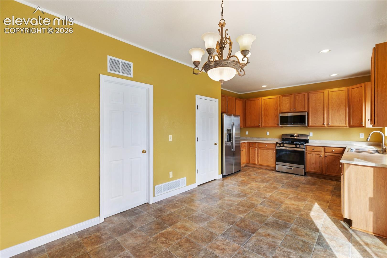 Large kitchen dining room area. New appliances.