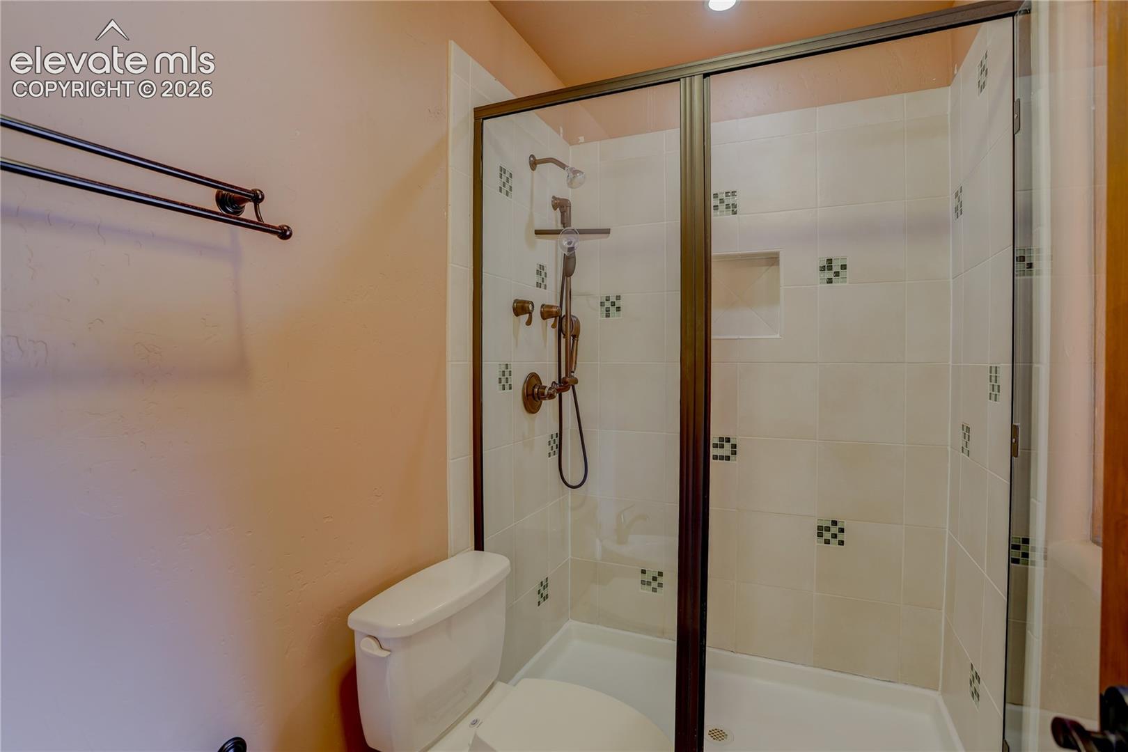 Full bath connecting 4th and 5th bedrooms.