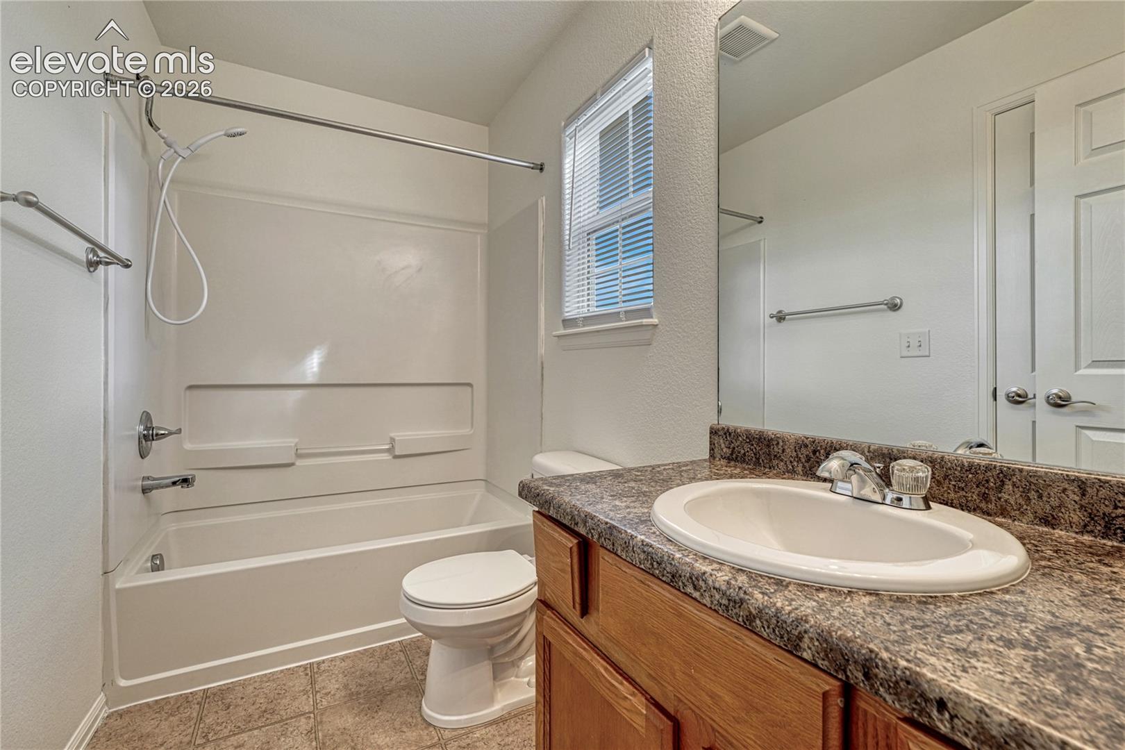 Full bathroom between the two additional upstairs bedrooms. 