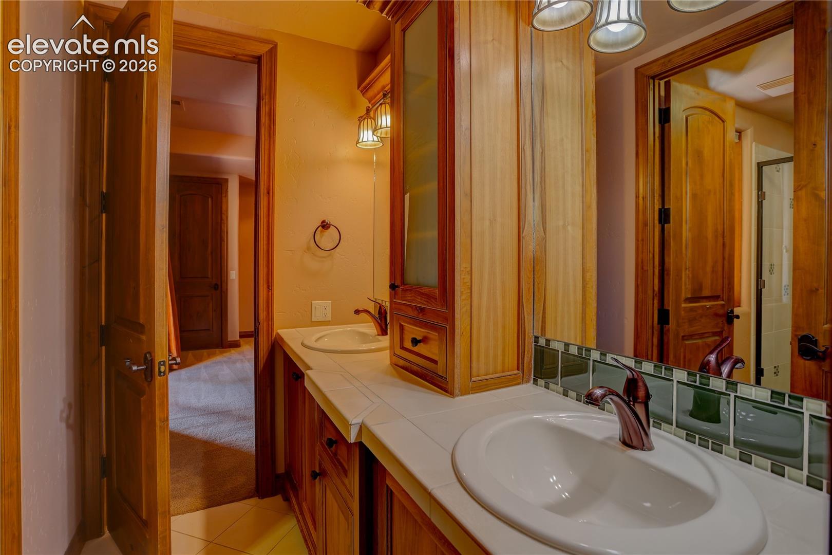 Full bath connecting 4th and 5th bedrooms.