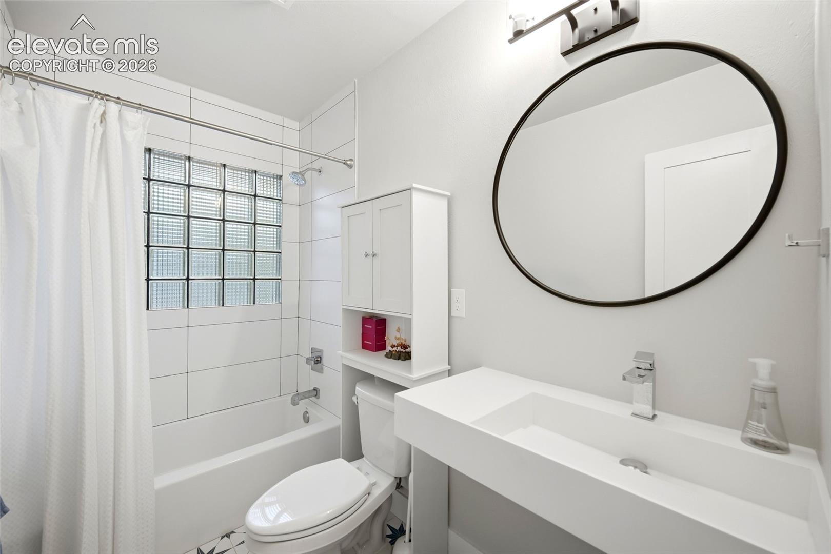 Gorgeous! Not just you, but the bathroom too. Getting ready is such a pleasure in this lovely space. 