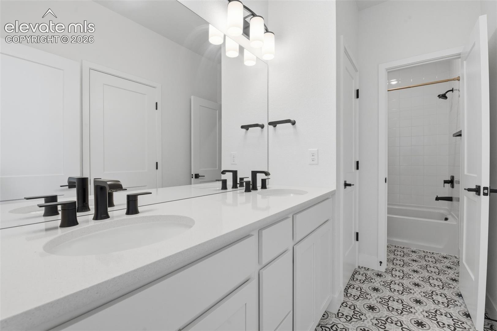 Adjoining Bathroom to the two secondary bathrooms