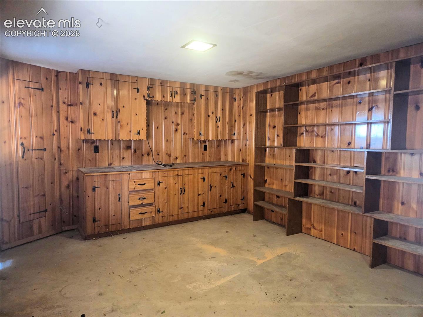 This space can be used for a library, workshop, hobby room, office or all kinds of other things. Just use your imagination. 