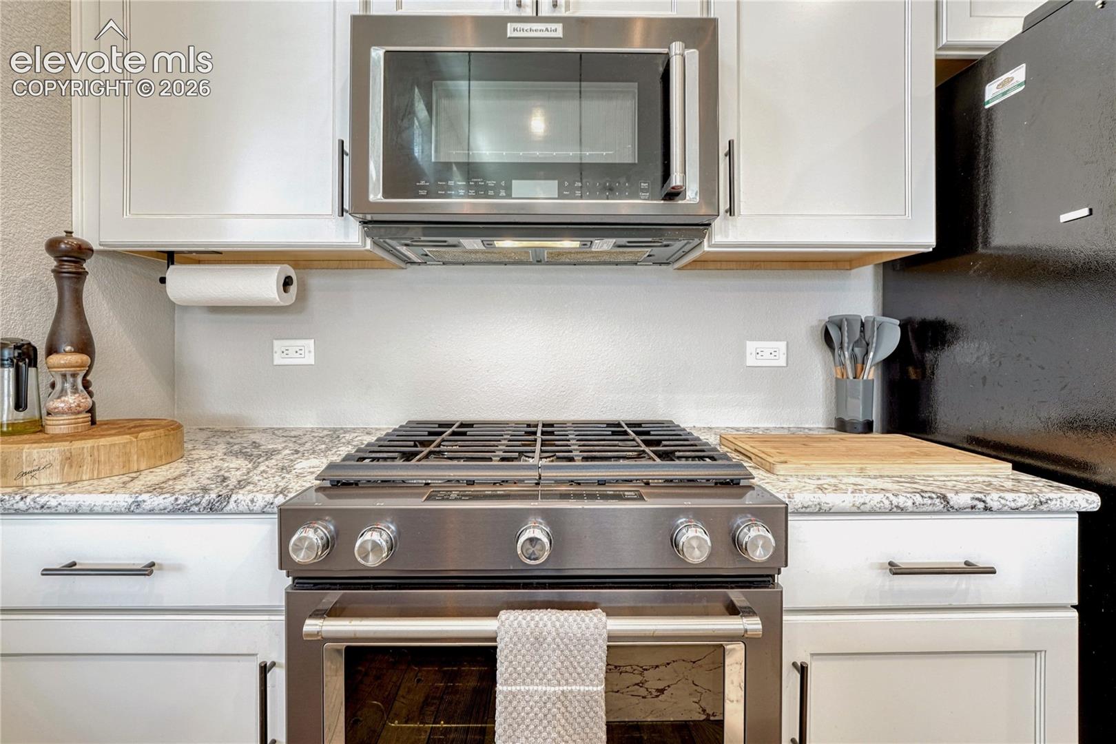 Range with 5-burner gas cooktop. 