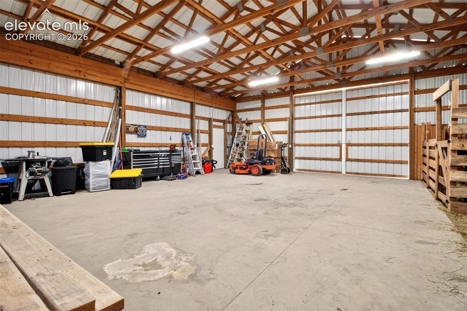 Ample room for boats, RVs, and equipment!