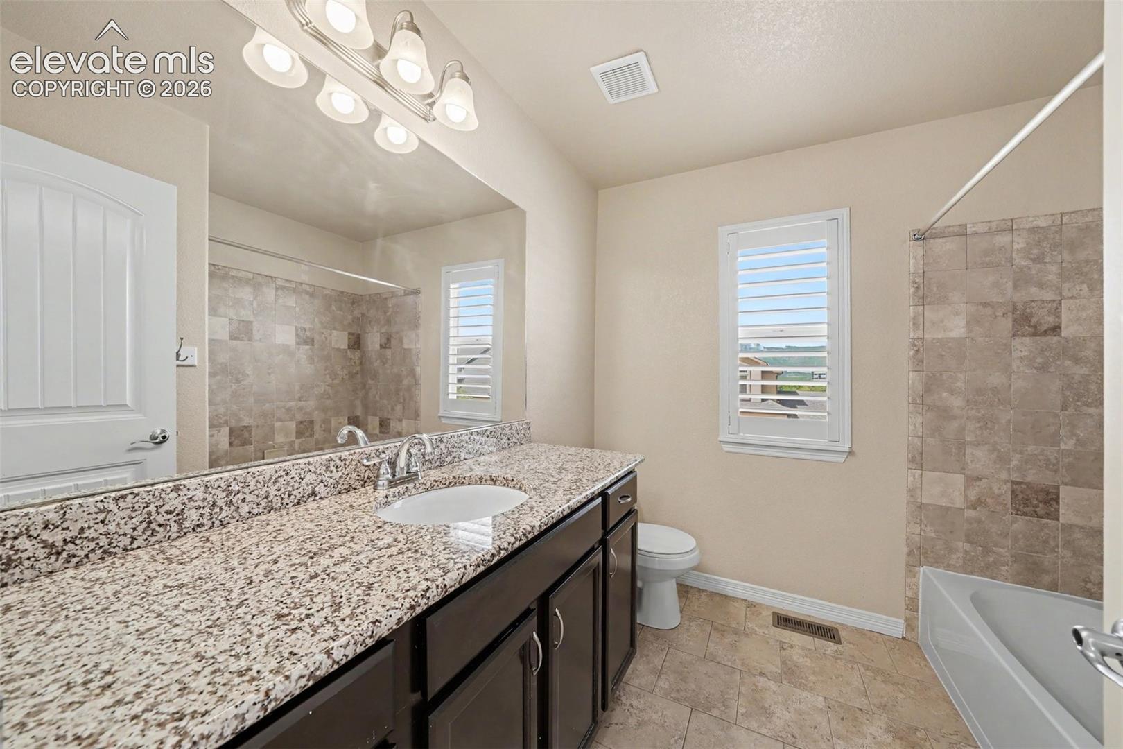 Upstairs Full Bathroom