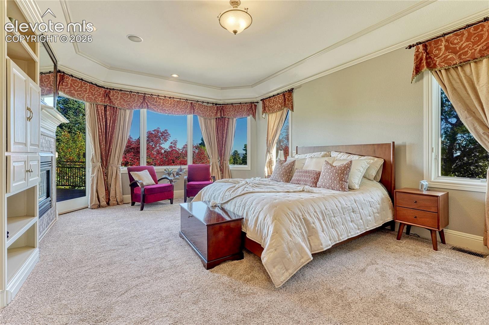 Bay window featuring expansive glazing, built-in cabinetry, crown molding, and recessed lighting