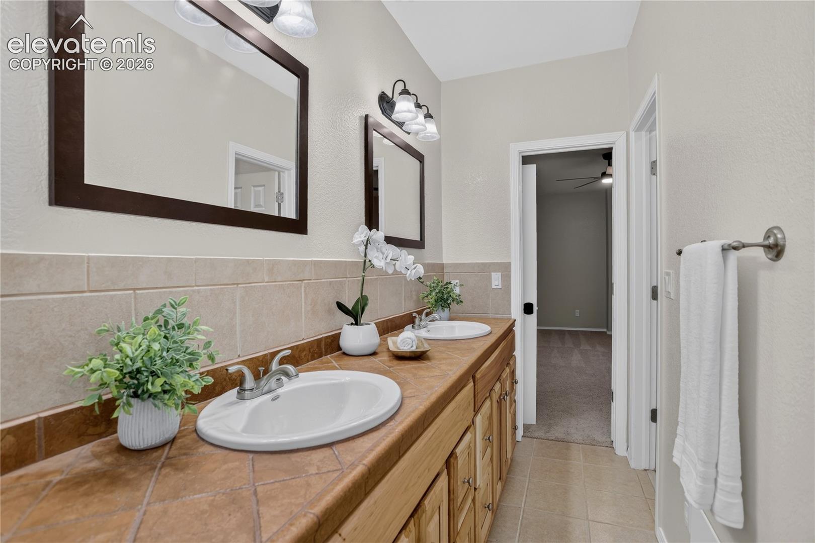Jack-and-Jill full bath w/ jetted tub