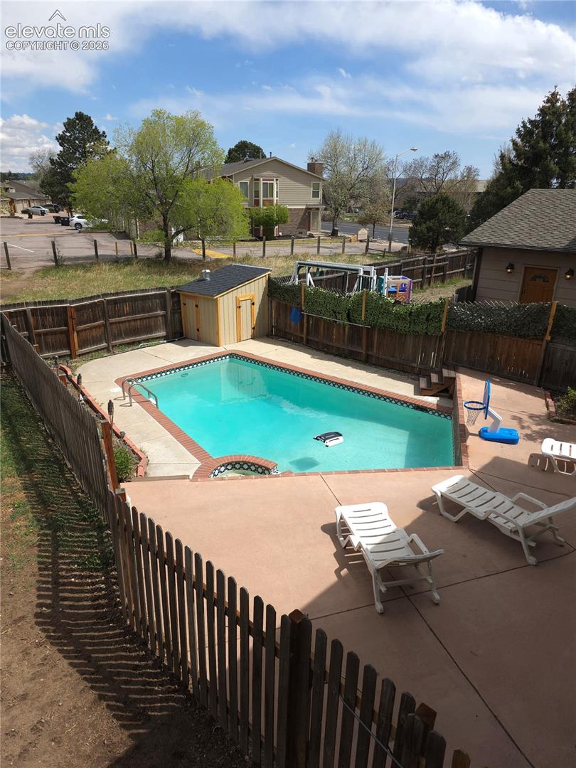 Heated in ground pool and hottub!!