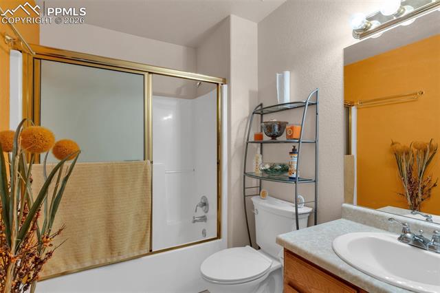 8 Pasadena Dr, Pueblo, CO 81005