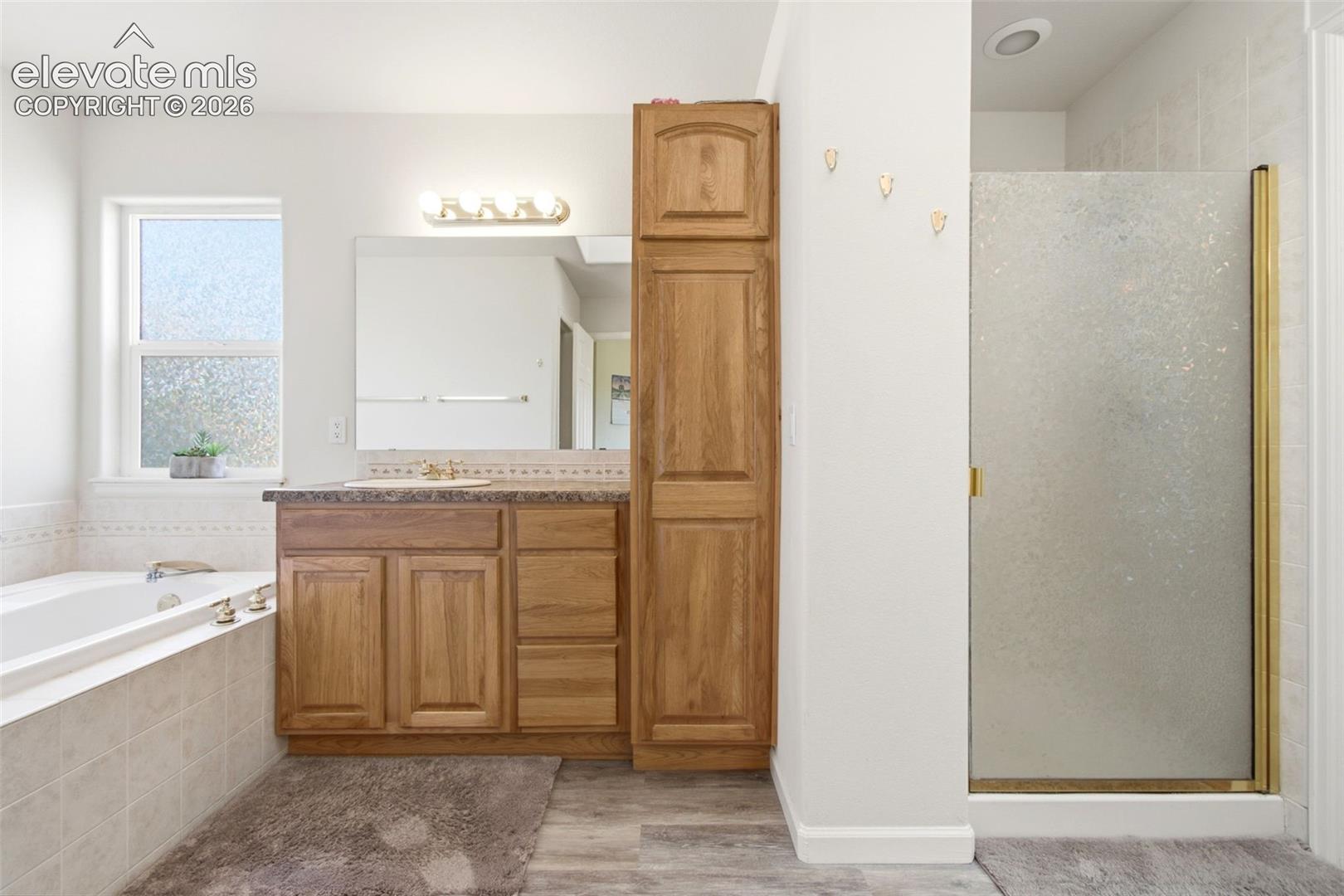 Spa-inspired primary 5-piece bathroom 