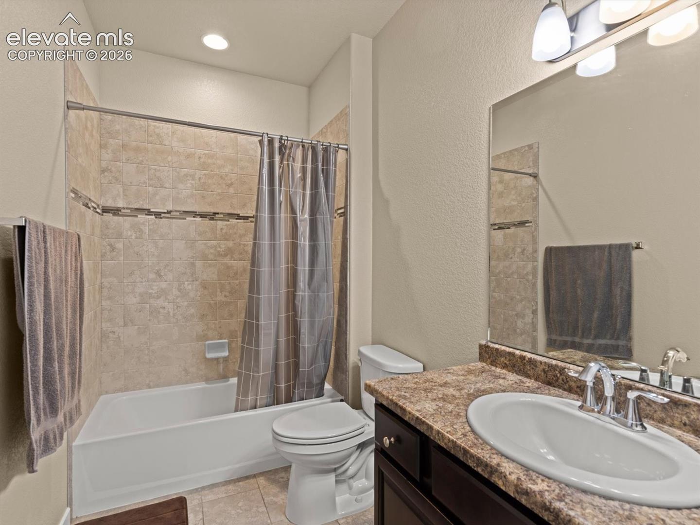 Upstairs full bath.
