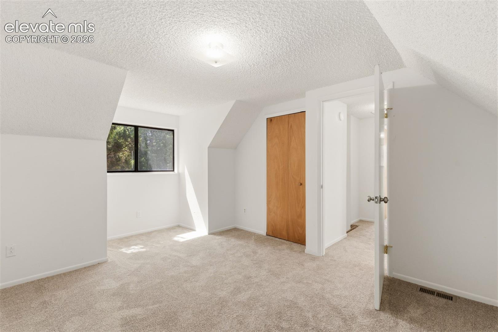 Roomy upstairs bedroom 12'x15' w/ nook area