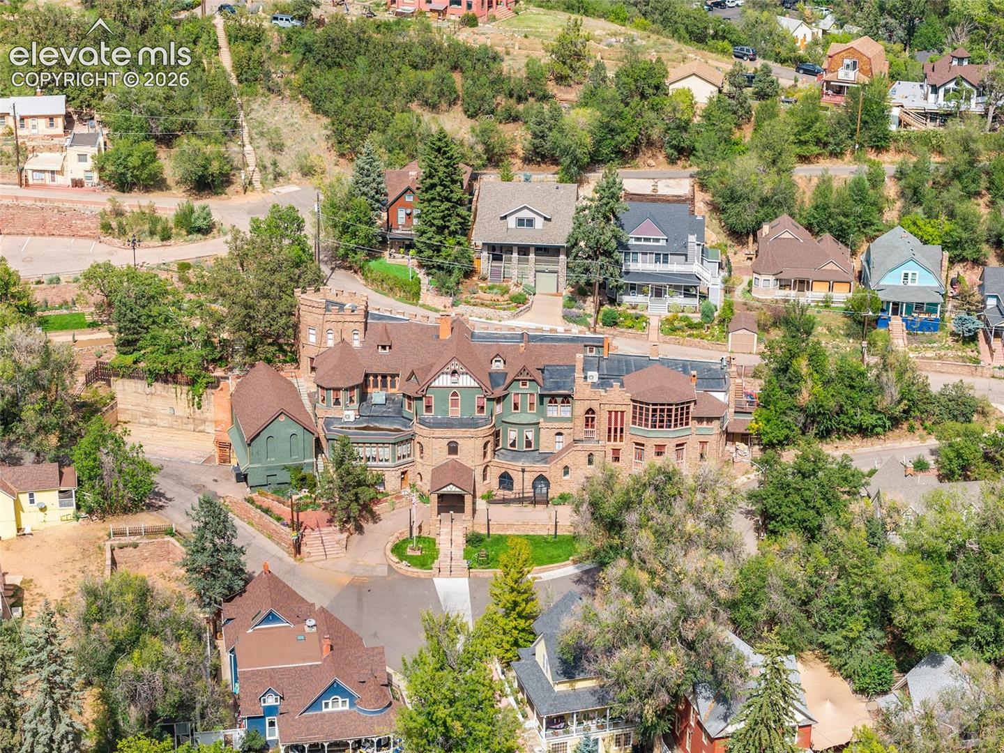 Charming neighborhood, walks with mountain views