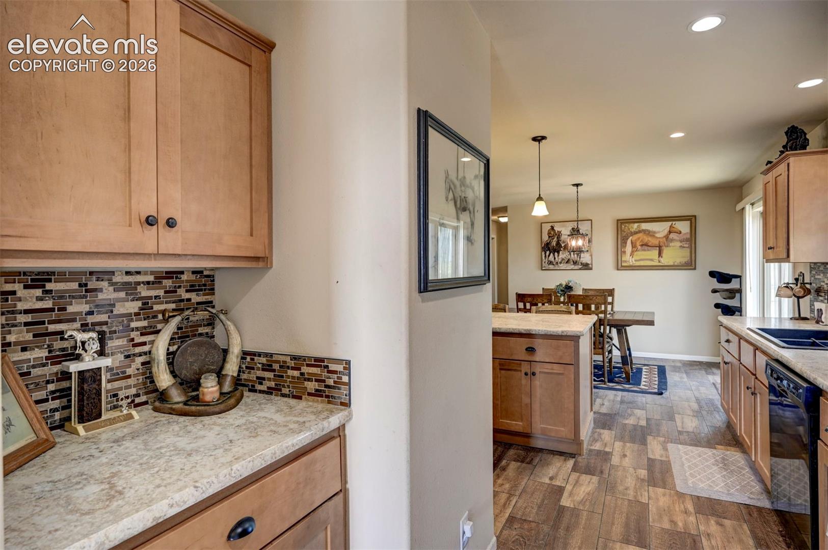 kitchen nook (potential coffee, tea, smoothie bar)