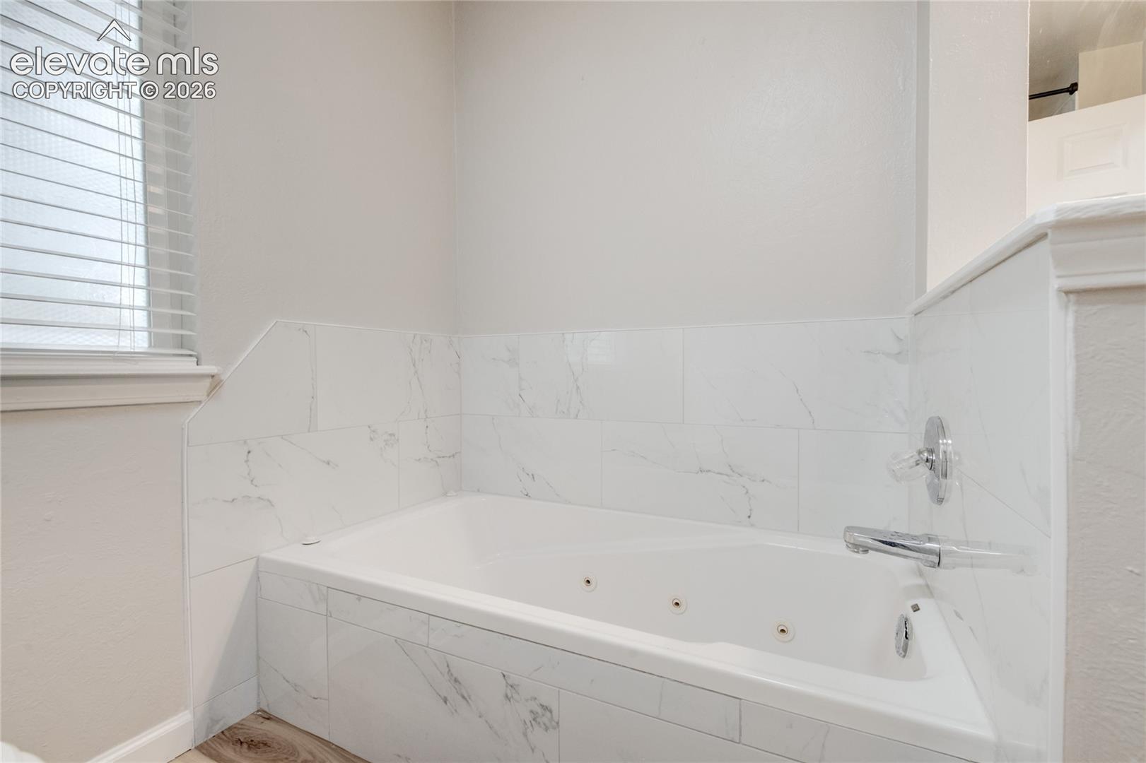 Jetted bathtub