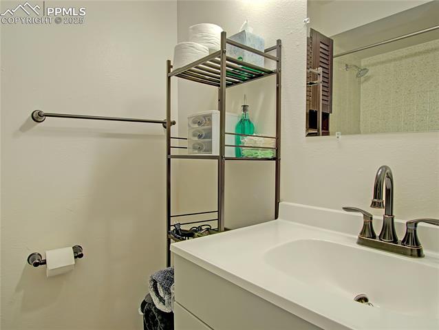 Upstairs full bathroom