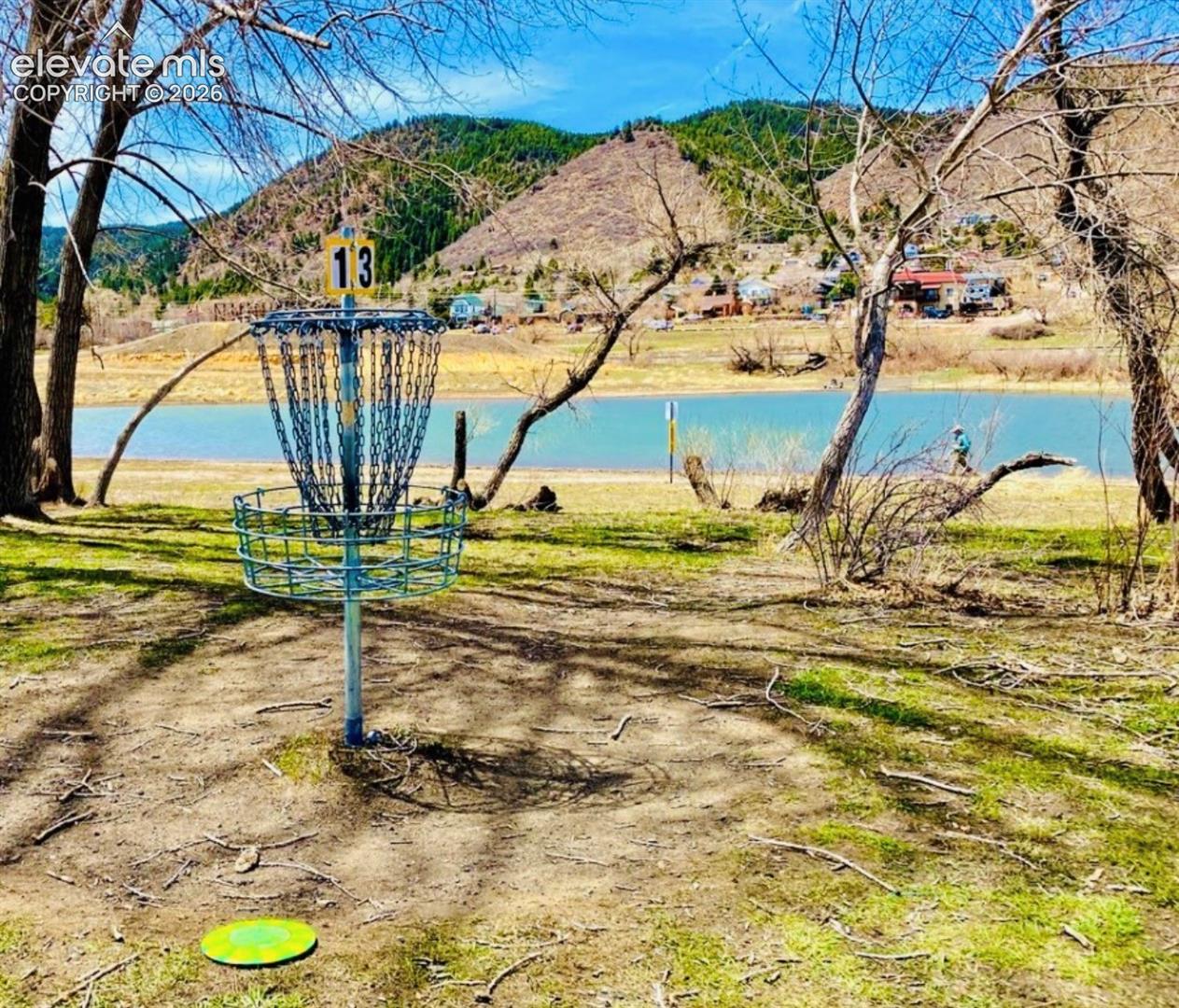 18-hold Disc Golf Course wraps around the Lake!