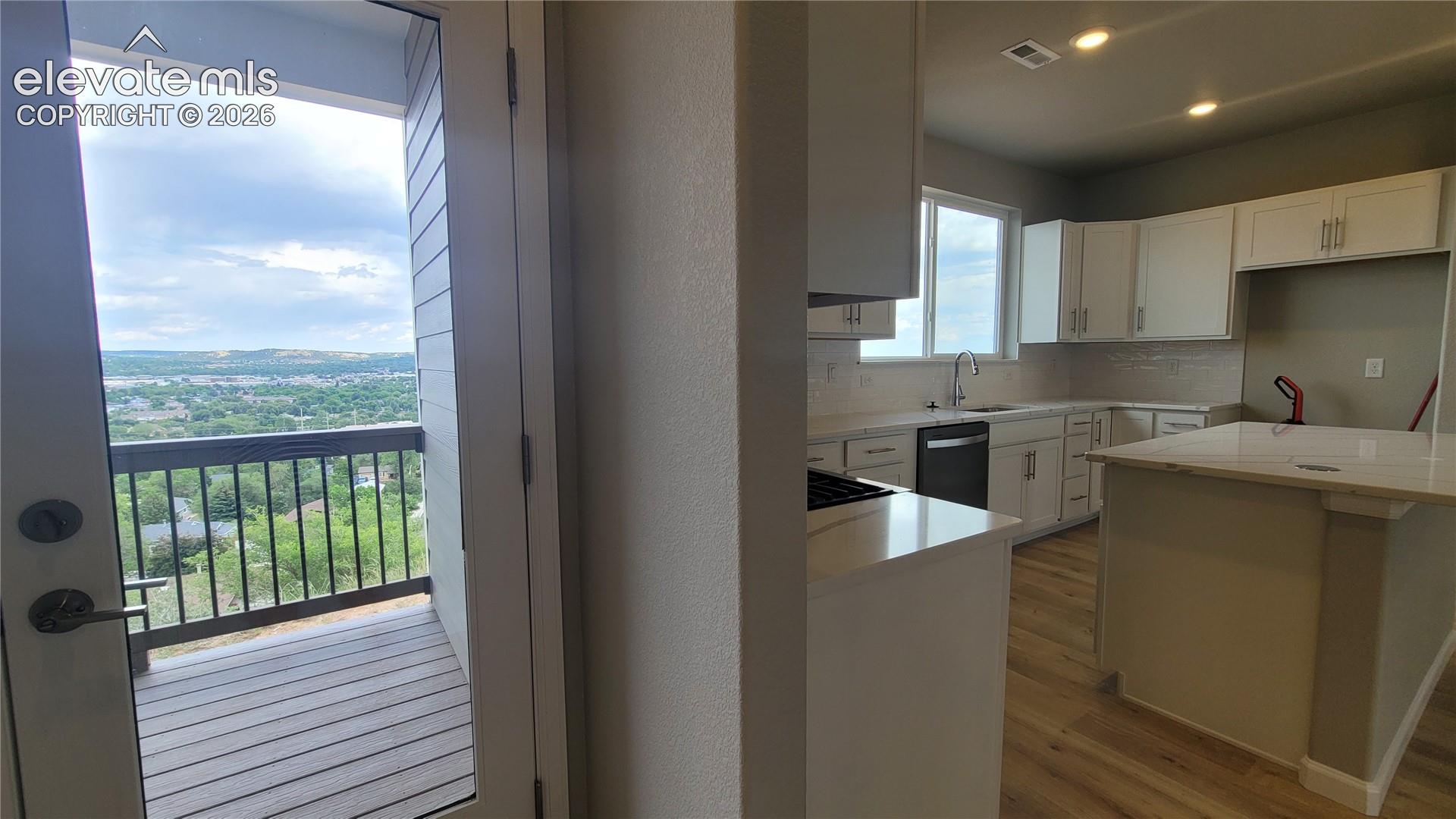 Deck right off the Kitchen! 