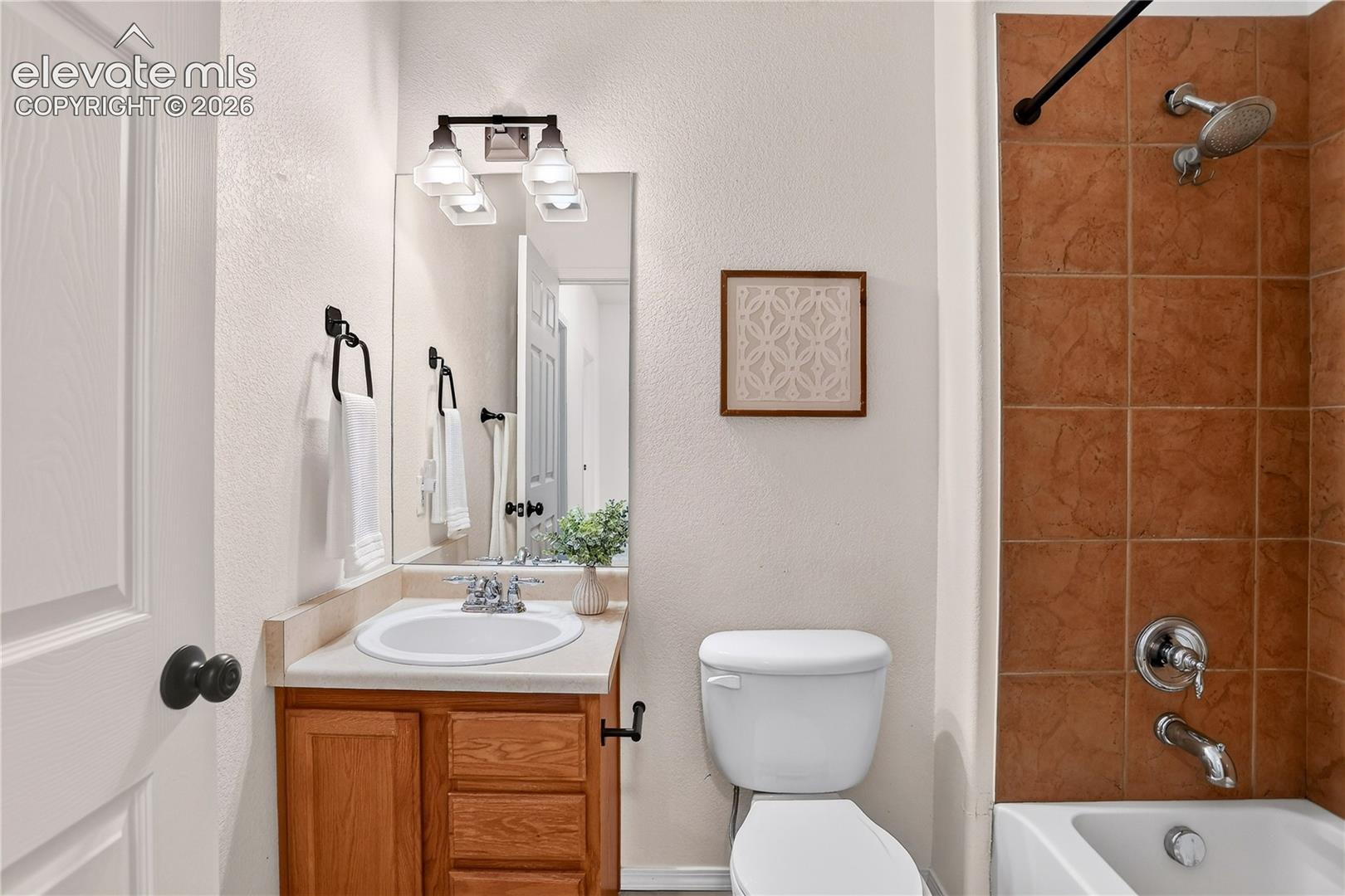 Full bathroom in upper hallway. 