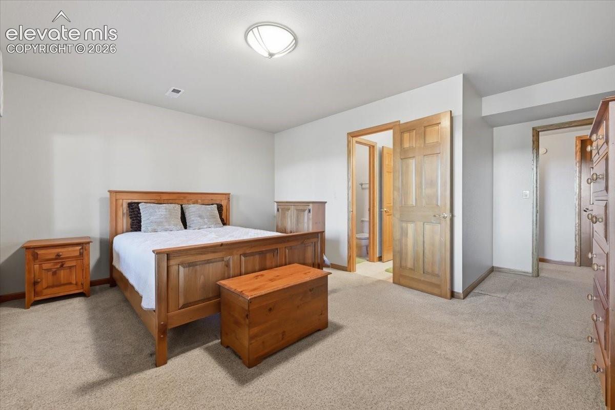 Direct access to the hall full bathroom. 