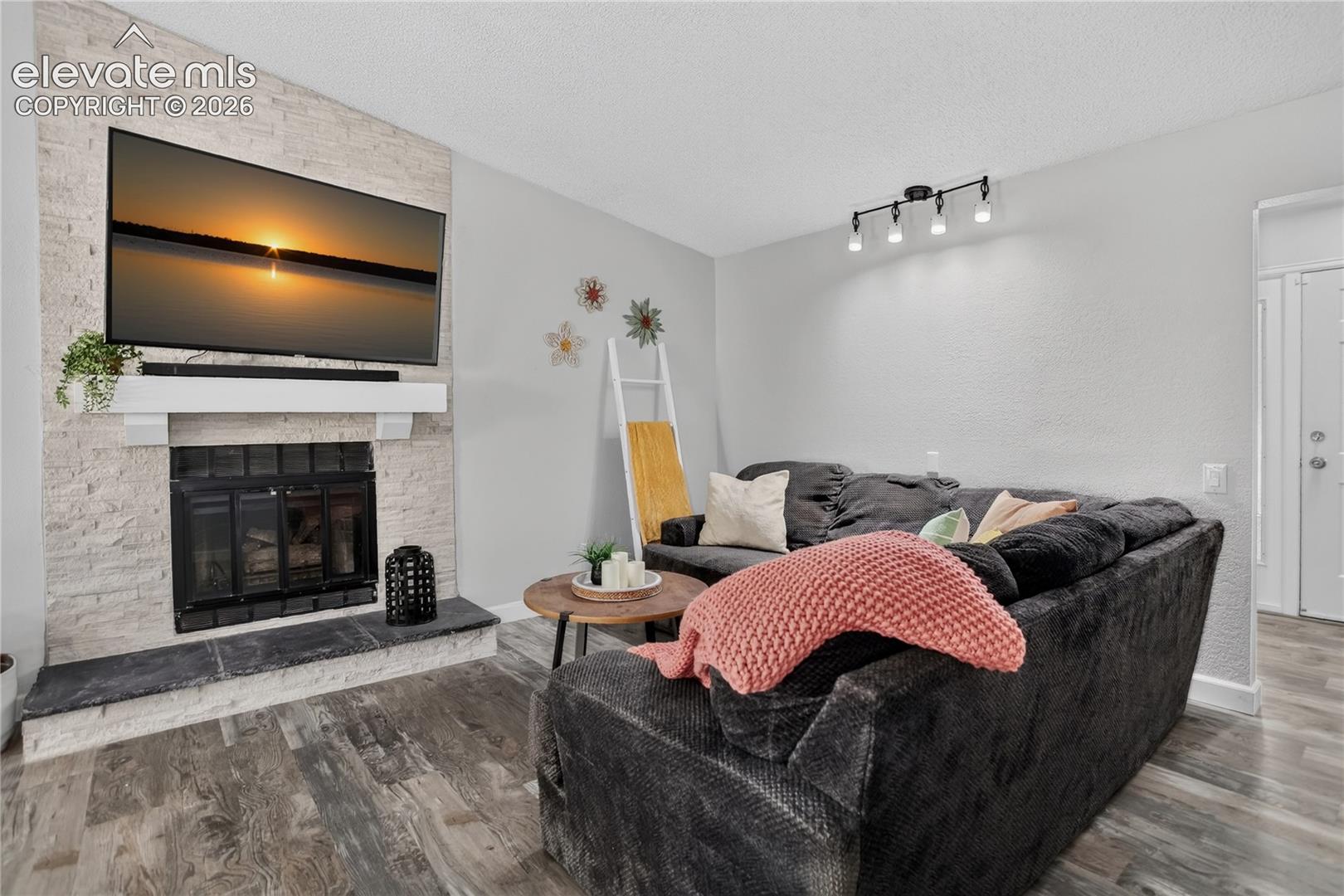 Living room w/ fire place