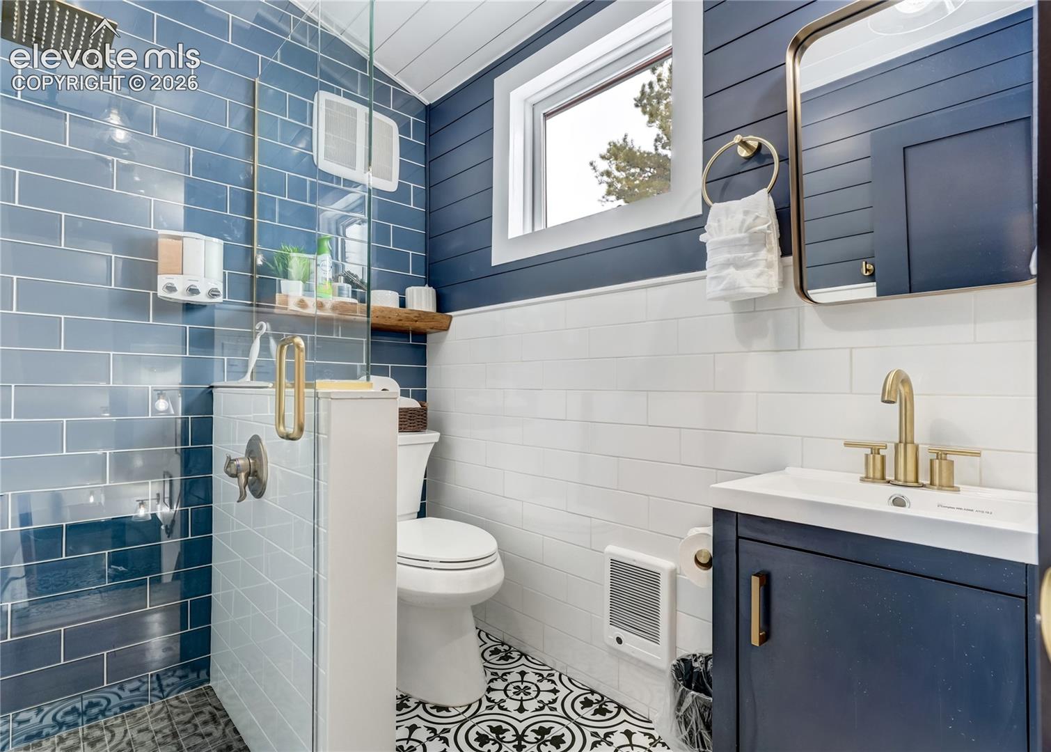 Upper level 3/4 bath
