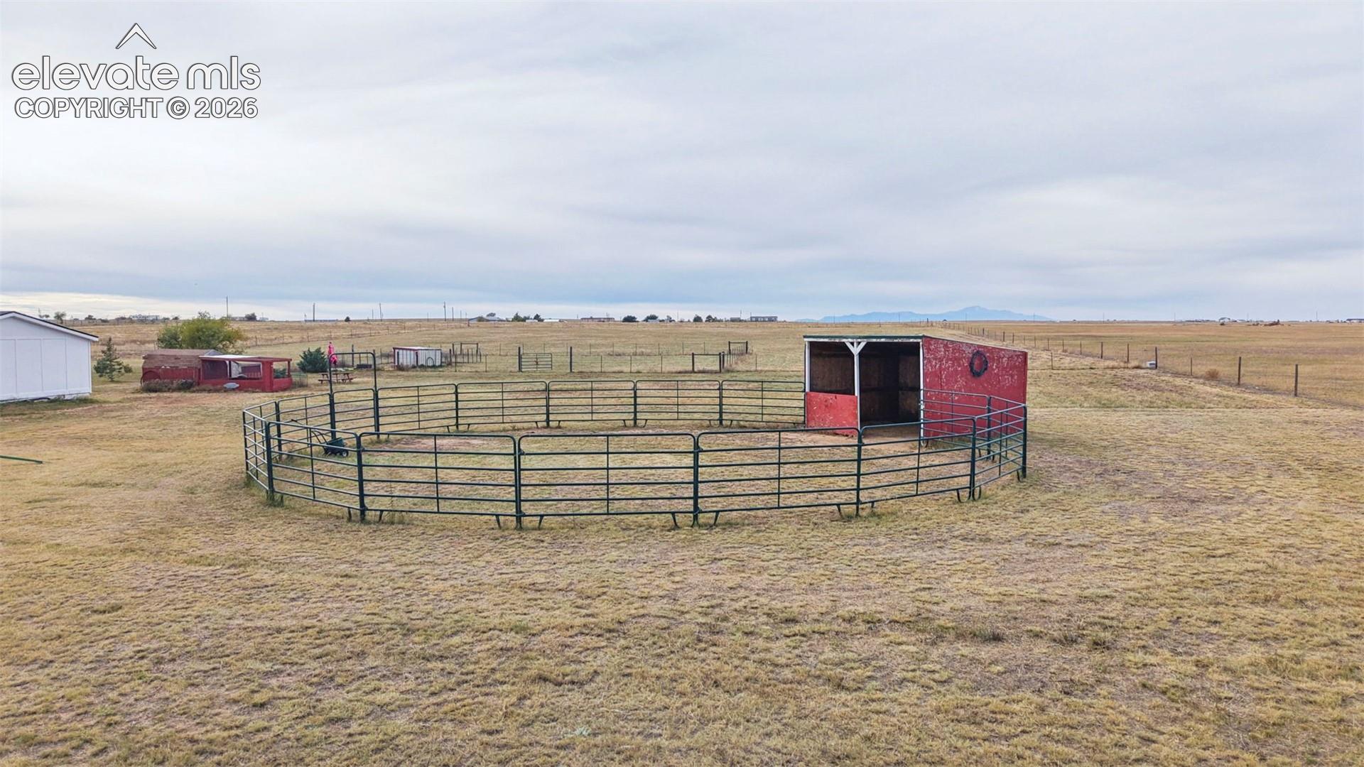 Loafing Shed and Round Pen