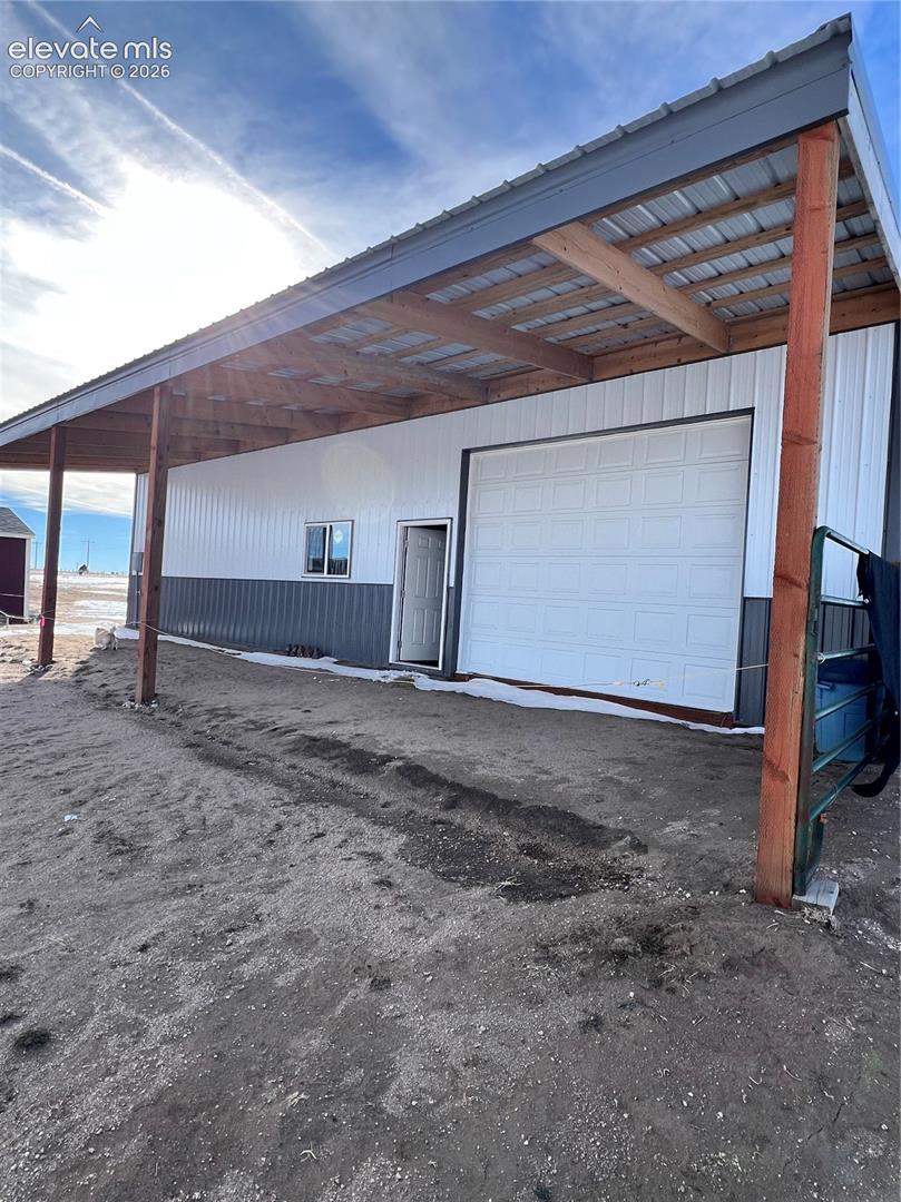 Overhang w/one side garage door